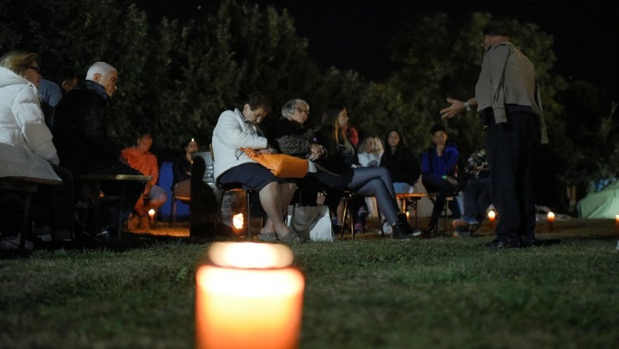 Soirée de prières en hommage aux victimes du séisme le 29 août 2016 dans un parc d'Amatrice