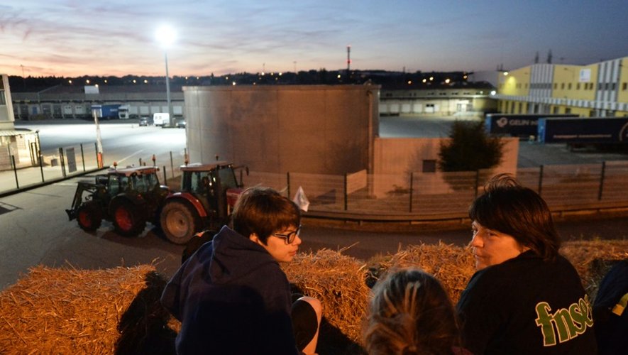 Des producteurs de lait bloquent l'accès à un site de Lactalis le 29 août 2016 à Cesson-Sevigné près de Rennes