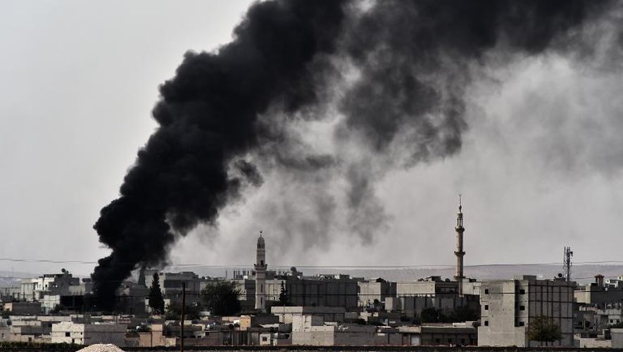 Epaisse fumée noire au-dessus de la ville de Kobané où les forces kurdes tentent de repousser les jihadistes de l'EI, le 10 octobre 2014 en Syrie