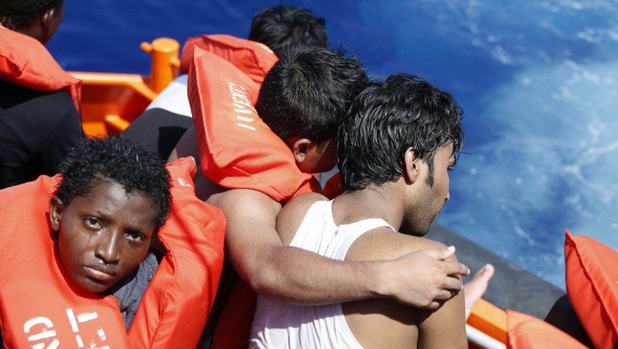 Image fournie par la Croix rouge italienne de migrants secourus au large de la Libye, le 18 août 2016