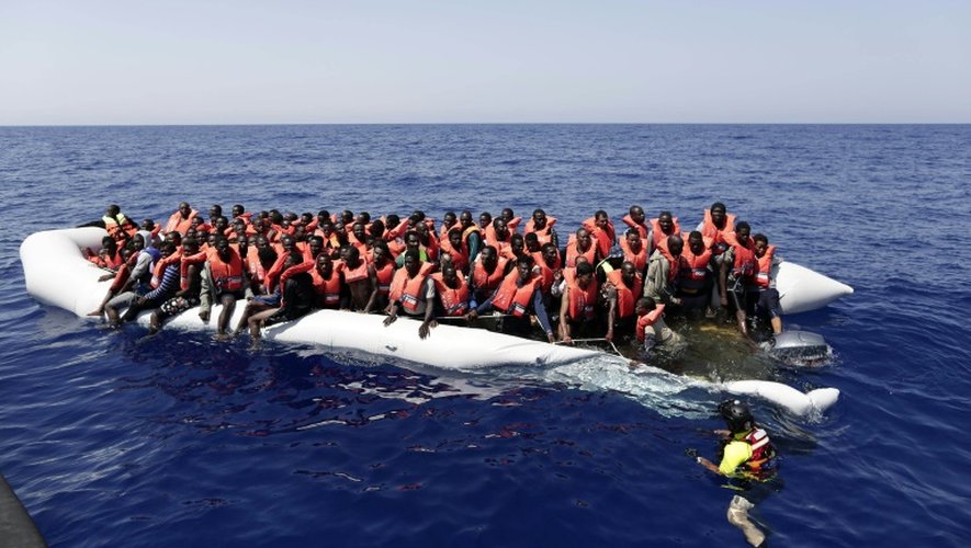 Image fournie par la Croix rouge italienne de migrants secourus au large de la Libye, le 18 août 2016