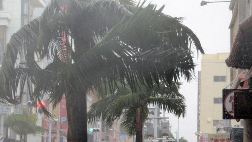 Pluie et vents violents à Naha, sur l'île d'Okinawa lors du passage du typhon Vongfong, le 11 octobre 2014 au Japon