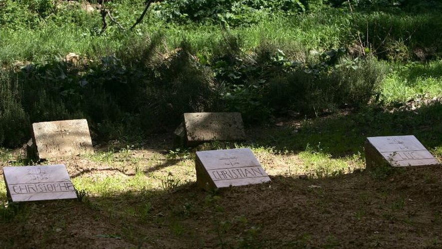 Les tombes de trois des septs moines assassinés EN 1996, au cimetière de Notre-Dame de l'Atlas le 22 mars 2006