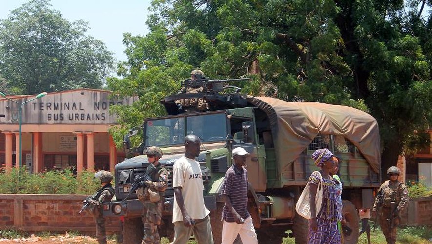 Des soldats français stationnés dans une rue de Bangui, le 8 octobre 2014 en Centrafrique