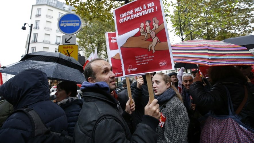 Des militants de la CGT manifestent le 16 octobre 2015 en face du siège du Medef à Paris où se tiennent des négociations sur les retraites complémentaires