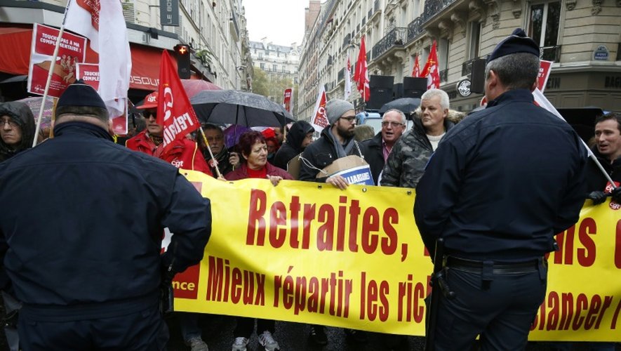 Des militants CGT manifestent le 16 octobre 2015 en face des locaux du Medef à Paris où ont lieu des négociations sur l'avenir des retraites complémentaires