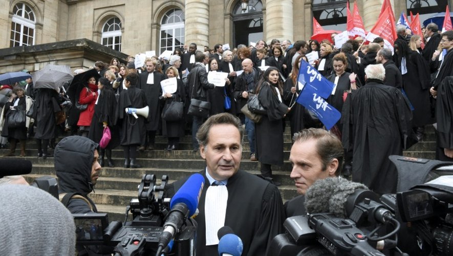 Le bâtonnier de Paris, Pierre-Olivier Sur, s'adresse le 16 octobre 2015 à la presse