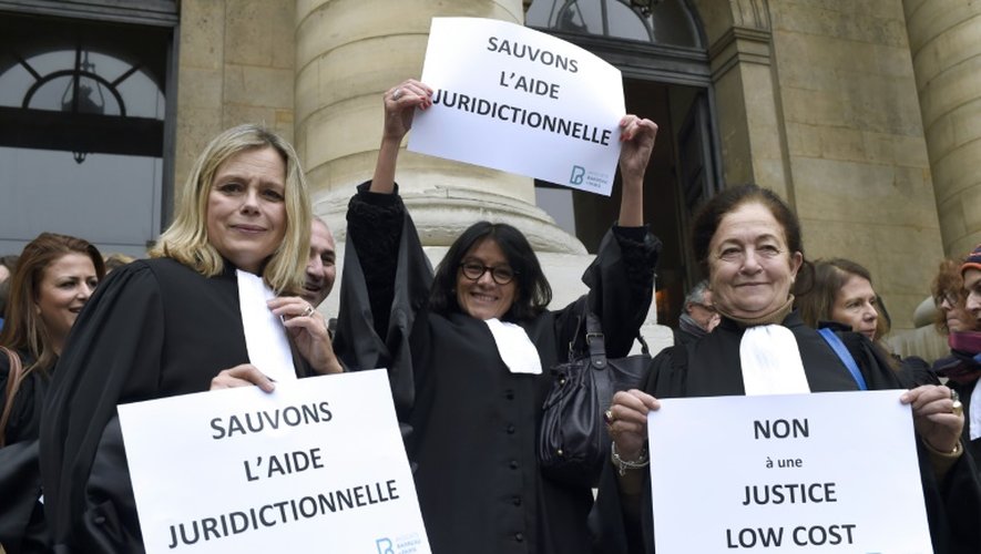 Des avocats manifestent le 16 octobre 2015 à Paris contre la réforme de l'aide juridictionnelle préconisée par Christiane Taubira