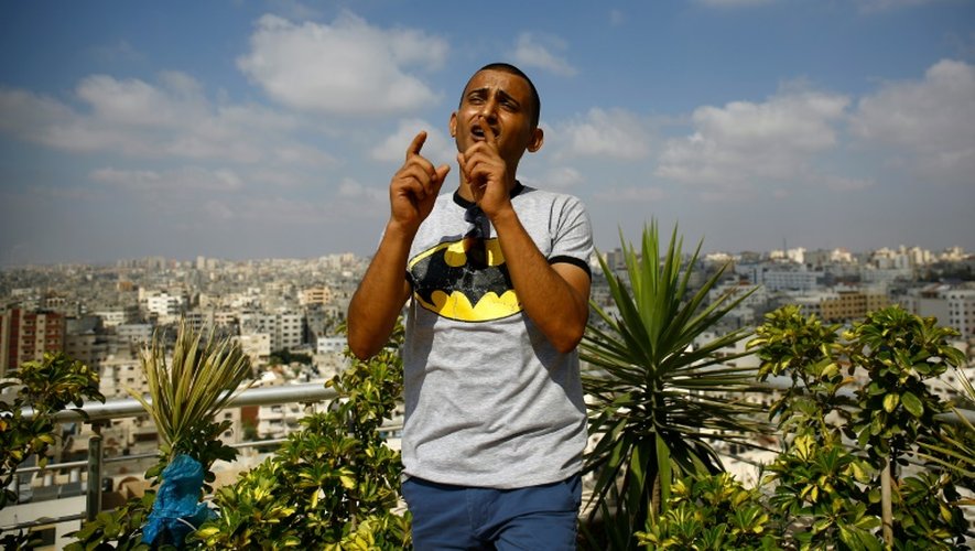 Le chanteur Adel Mechoukhi, le 29 juillet 2016 sur un toit de la ville de Gaza