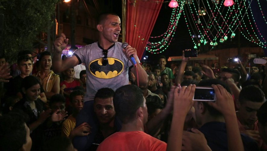 Adel Mechouki chante lors d'un mariage à Rafah, le 29 juillet 2016 dans la bande de Gaza