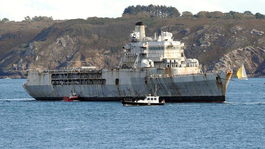 Le navire-école de la Marine, la "Jeanne d'Arc", quitte la base navale de Brest, le 11 octobre 2014