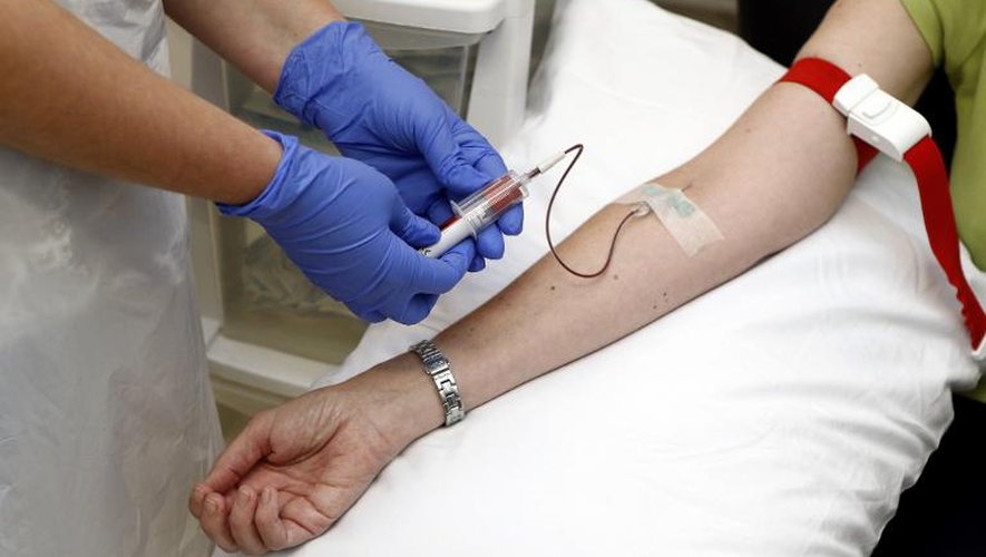 Une patiente reçoit un vaccin expérimental contre le virus Ebola à Oxford, le 17 septembre 2014