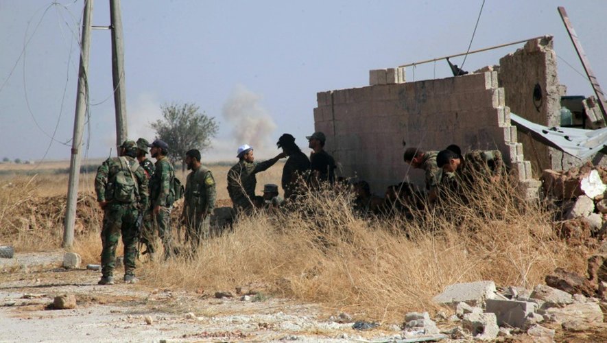 Des soldats du régime syrien patrouillent dans les environs de Alep le 16 octobre 2015