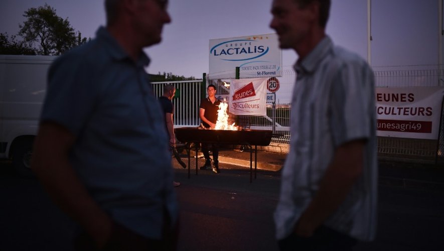 Des membres des Jeunes Agriculteurs de Maine-et-Loire bloquent l'accès à une plateforme logistique de Lactalis, le 29 août 2016 à Saint-Florent-le-Vieil