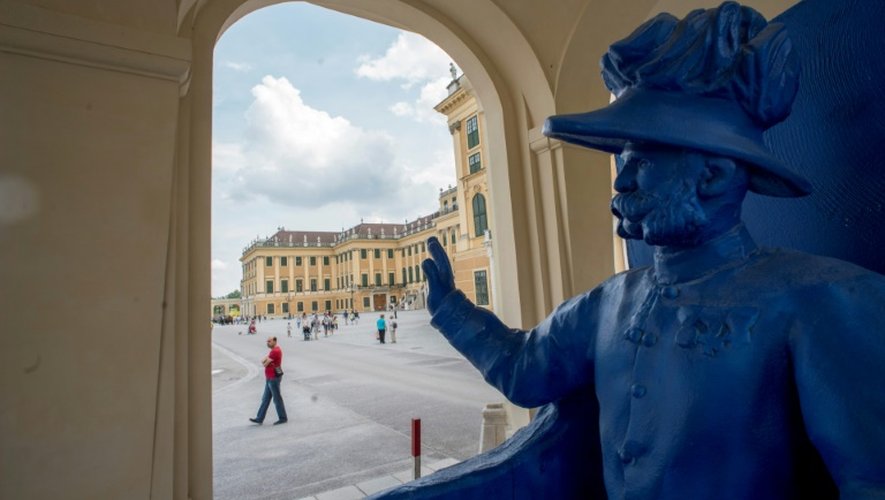 Une statue de l'empereur François-Joseph I au palais de Schoenbrunn le 4 juin 2016 à Vienne