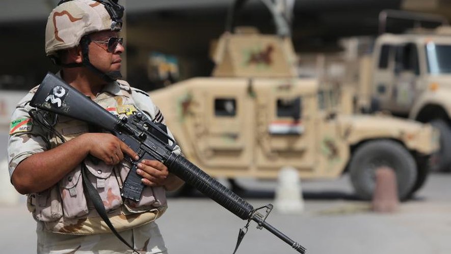 Un soldat irakien patrouille à Bagdad le 25 septembre 2014
