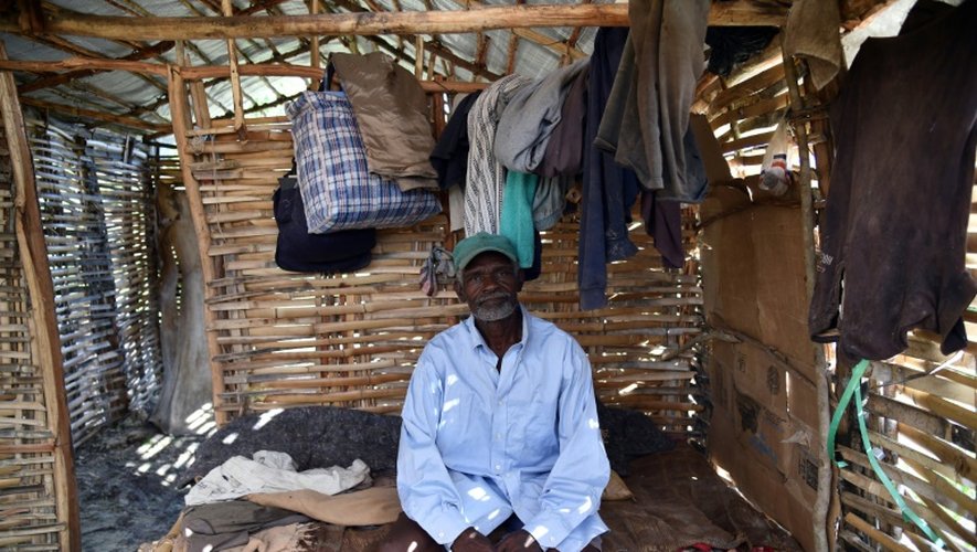 Jean-Baptiste Médile, dans son abri de fortune dans le camp de Savane Galata, près de la frontière dominicaine à Anse-à-Pitres (Haïti), le 14 octobre 2015