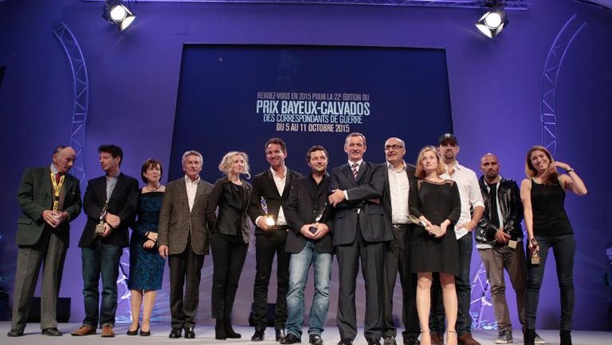 Photographie générale des membres du jury et des lauréats des 21e Rencontres de Bayeux qui ont récompensé les meilleurs correspondants de guerre le 11 octobre 2014