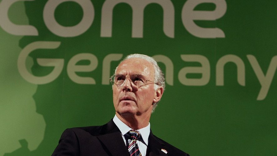 Franz Beckenbauer président du Comité d'organisation du Mondial-2006, lors d'une opération promotionnelle, le 9 novembre 2005 à Zagreb