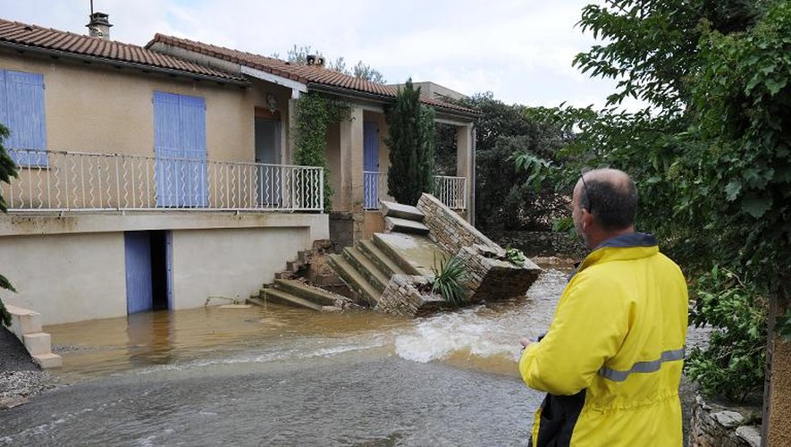 Un habitant de Nîmes devant sa maison dont l'escalier d'entrée s'est effondré sous l'effet des inondations, le 10 octobre 2014 dans le Gard