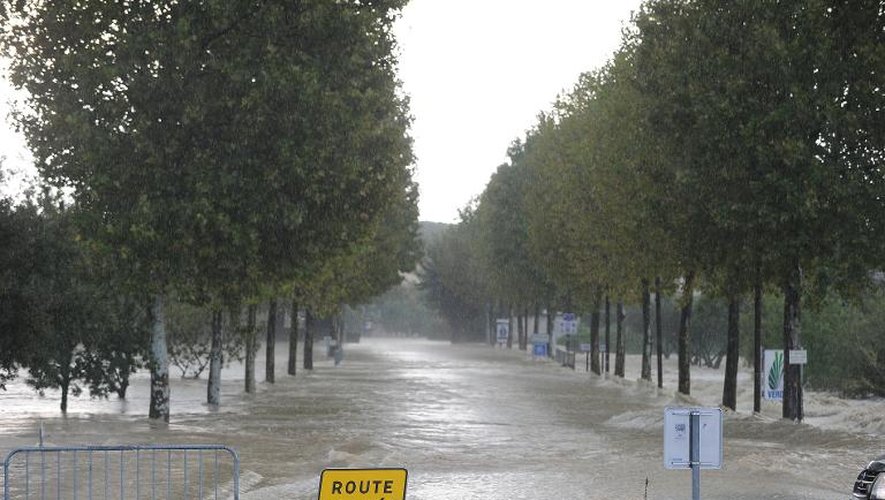 Route inondée à Vergèze dans le Gard après de fortes pluies le 10 octobre 2014