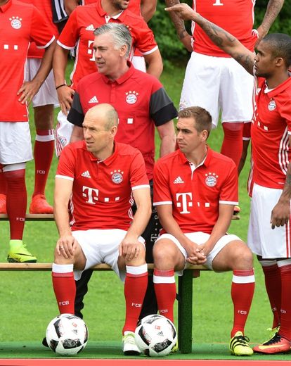 Arjen Robben, Carlo Ancelotti, Philipp Lahm et Douglas Costa lors de la présentation de l'équipe du Bayern, le 10 août 2016 à Munich