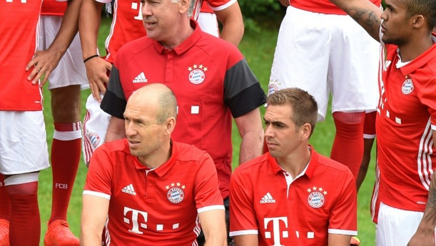Arjen Robben, Carlo Ancelotti, Philipp Lahm et Douglas Costa lors de la présentation de l'équipe du Bayern, le 10 août 2016 à Munich