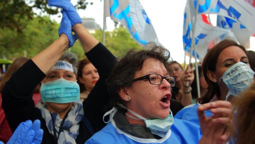 Des personnels de santé manifestent le 11 octobre 2014 à Madrid en soutien à l'aide-soignante espagnole contaminée par le virus Ebola