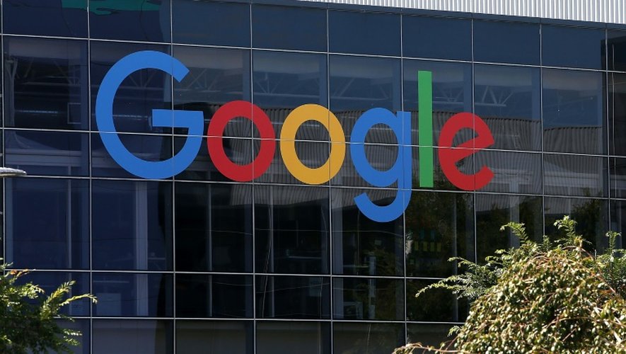 Le nouveau logo de Google au siège de Moutain View, le 2 septembre 2015 en Californie
