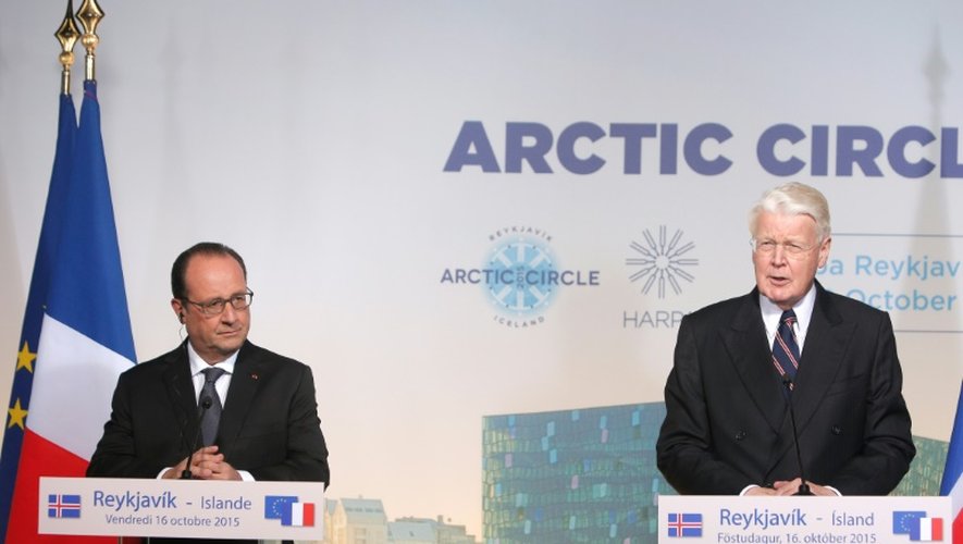 Le président François Hollande (g) et son homologue islandais Olafur Ragnar Grimsson, le 16 octobre 2015 lors d'une conférence de presse conjointe à Reykjavik