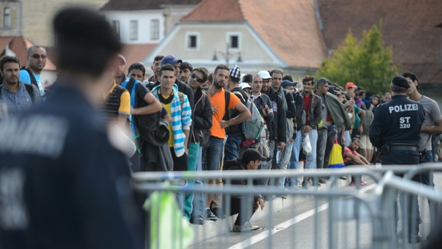 Des migrants et réfugiés attendent de traverser la frontière entre la Slovénie et l'Autriche, le 21 septembre 2015 à Gornja Radgona, en Slovénie