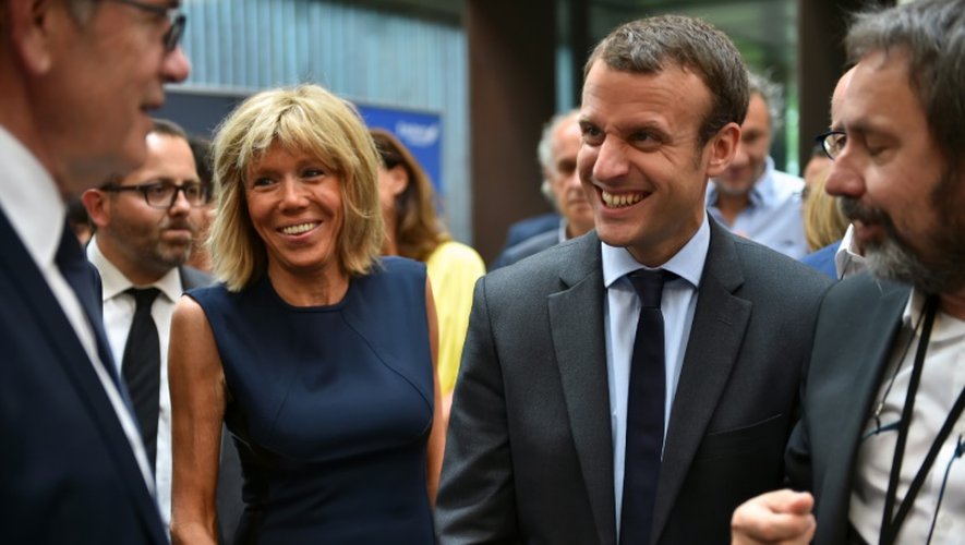 Emmanuel Macron et son épouse Brigitte lors d'une visite au musée Soulages le 4 août 2016 à Rodez