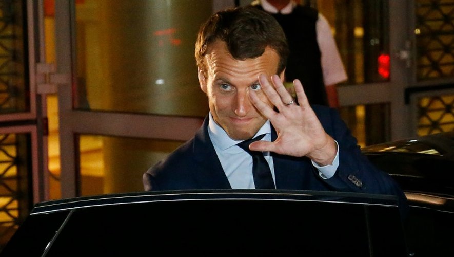 L'ex ministre de l'Economie Emmanuel Macron quitte le siège de TF1 à Boulogne-Billancourt, le 30 août 2016