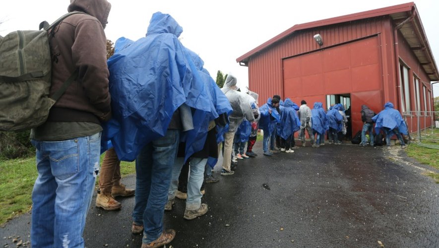 Des migrants font la queue pour être enregistrés à Lendava en Slovénie après avoir traversé la frontière avec la Croatie, le 17 octobre 2015