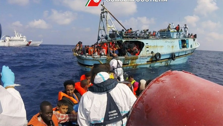 Capture d'écran montrant le sauvetage en mer de migrants par les gardes-côtes italiens, le 30 août 2016