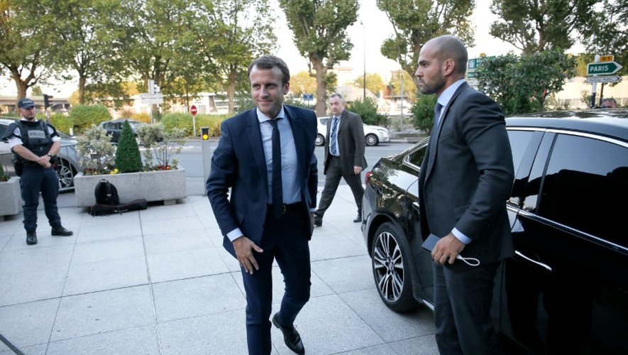 L'ancien ministre de l'Economie Emmanuel Macron arrive au siège de TF1, le 30 août 2016 à Boulogne-Billancourt