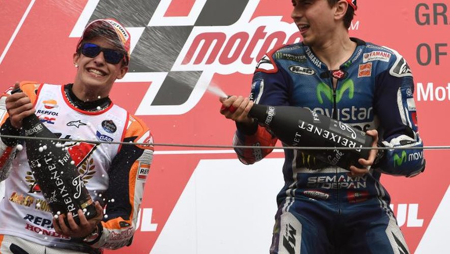 L'Espagnol Marc Marquez (g) (Honda) et son compatriote Jorge Lorenzo (Yamaha) 2e et 1er du GP du Japon, le 12 octobre 2014 à Moteqi
