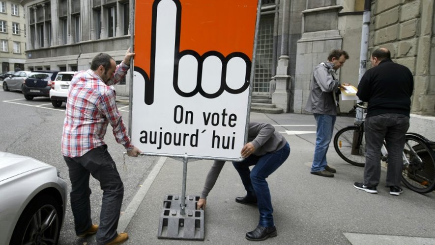 Installation d'un panneau pour signifier qu'il s'agit d'un jour d'élections à Fribourg, en Suisse le 18 octobre 2015