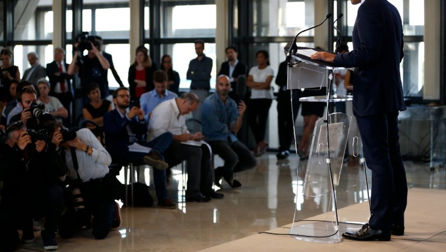 Emmanuel Macron s'exprime devant la presse à Bercy pour expliquer les raisons de sa démission, le 30 août 2016