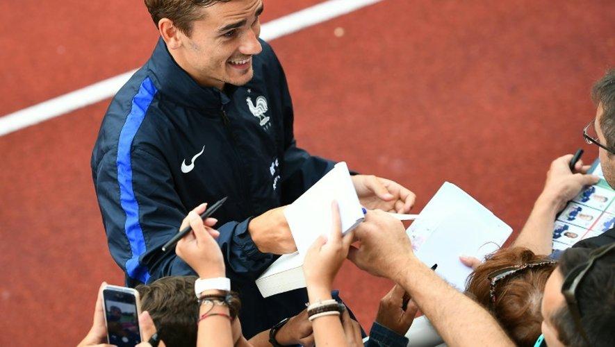 L'attaquant de l'équipe de France Antoine Griezmann signe des autographes aux supporters à Clairefontaine, le 29 août 2016