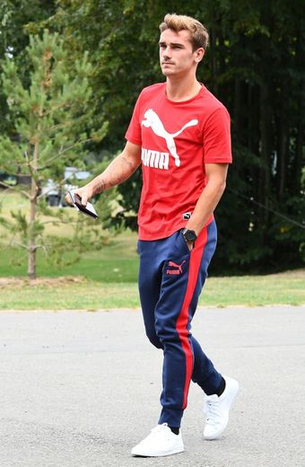 L'attaquant de l'équipe de France Antoine Griezmann arrive au centre d'entraînement de Clairefontaine pour le rassemblement des Bleus, le 29 août 2016