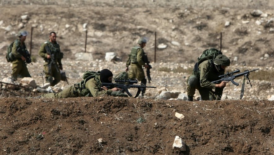 Des soldats israéliens prennent position à un poste de contrôle près de Naplouse (Cisjordanie), le 16 octobre 2015