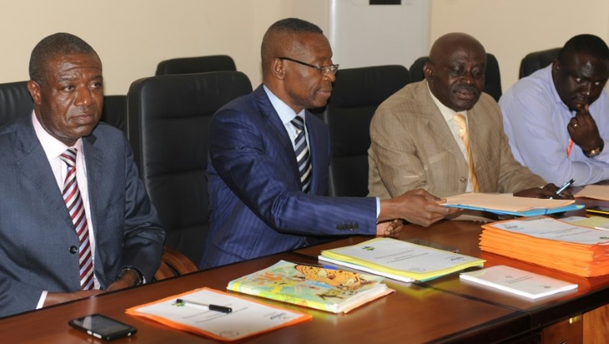 La Commission électorale nationale autonome et permanente (Cénap) et son président René Aboghe Ella (au c.) se réunissent le 31 août 2016 à Libreville