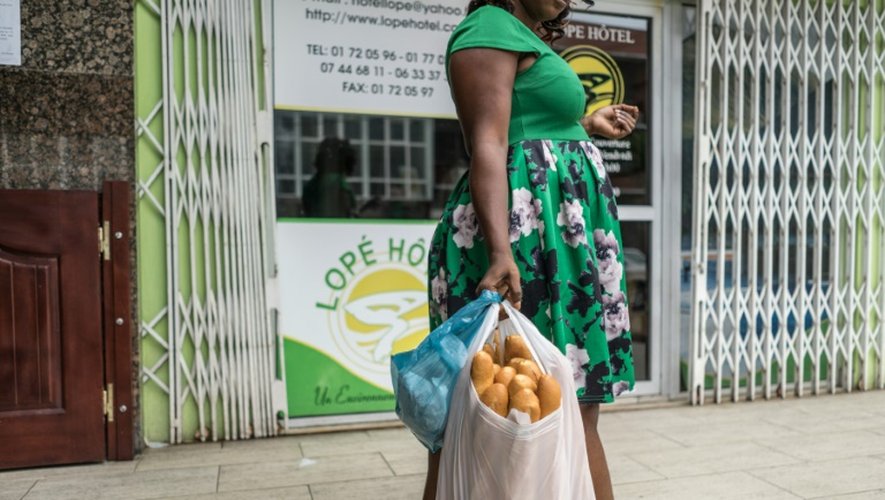 Redoutant le déclenchement des troubles, de nombreux habitants ont fait la file dans les boulangeries de Libreville pour faire des réserves, le 30 août 2016
