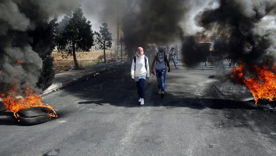 Des manifestants palestiniens lors de heurts avec les forces de sécurité israéliennes près de la colonie de Beit El en Cisjordanie, le 17 octobre 2015