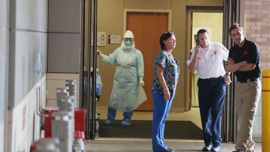 Un travailleur sanitaire à l'hôpital de Dallas, le 8 octobre 2014