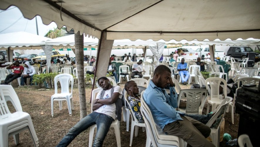 Des partisans de Jean Ping se reposent après une nuit blanche au quartier général de leur candidat, le 31 août 2016 à Libreville