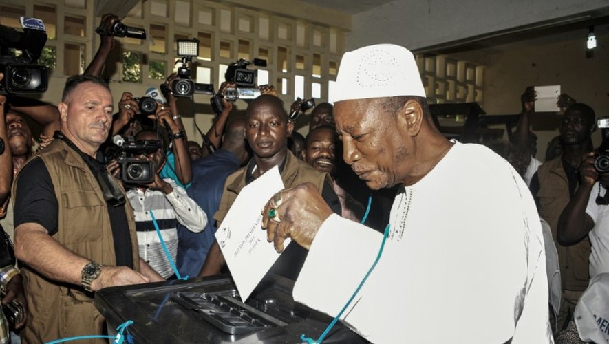 Le président guinéen sortant Alpha Condé vote, le 11 octobre 2015 à Conakry, lors des élections présidentielles