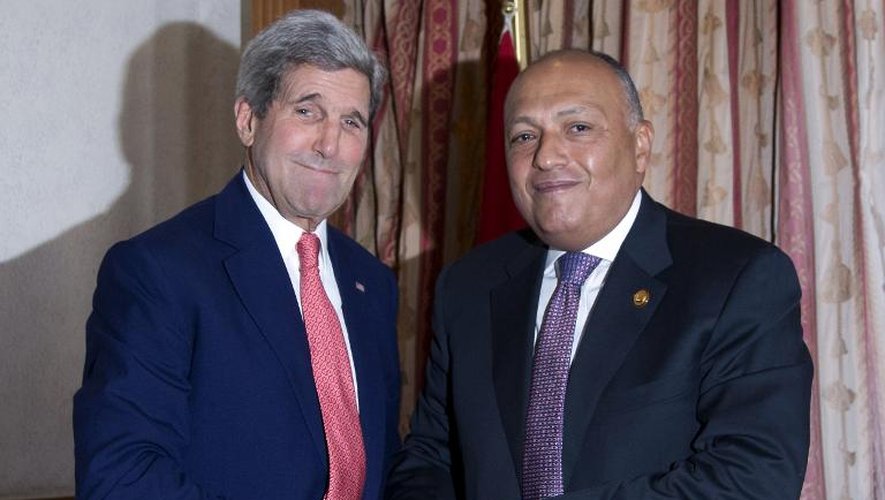 Le secrétaire d'Etat américain John Kerry (g) et le ministre égyptien des Affaires étrangères, Sameh Shoukri, le 12 octobre 2014 au Caire