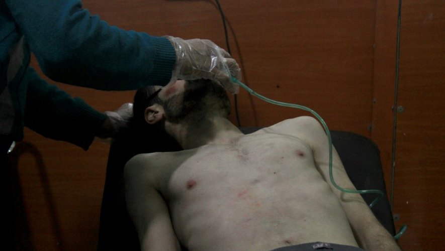 Un homme soigné après une attaque à l'arme chimique attribuée au régime syrien, au sud-ouest de Damas le 13 janvier 2014